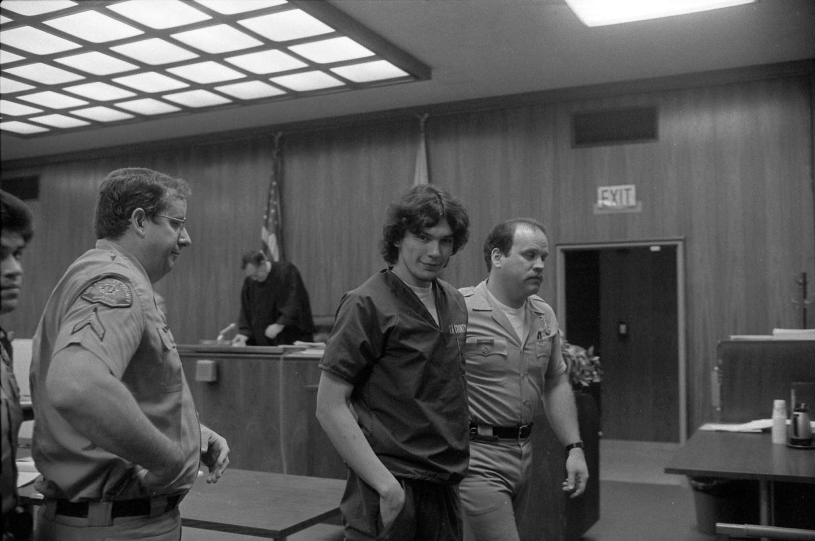 Richard Ramirez escorted by sheriff's deputies after preliminary-hearing testimony in March 1986
